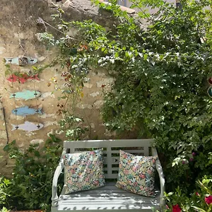 petit-patio-2-chambres-centre-ville-cassis.fr-provencehotel.com/